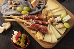 Snack Arvinis - Automnales - De belles planchettes généreuses mêlant fromages affinés et charcuteries artisanales, à déguster entre deux verres à Arvinis !