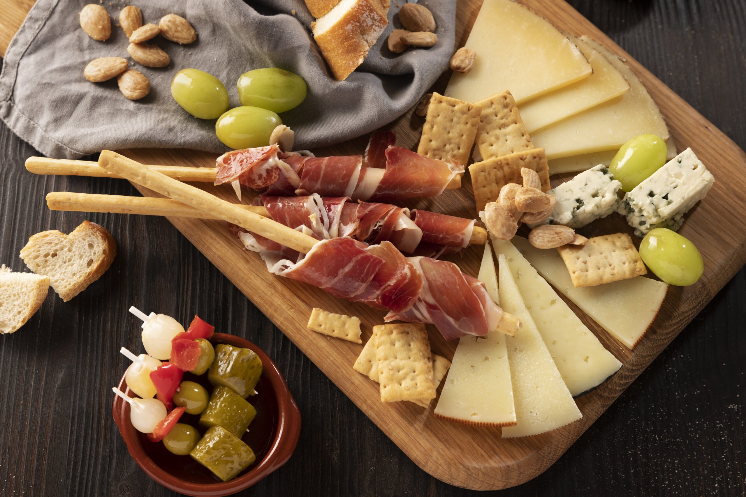 Snack Arvinis - Automnales - De belles planchettes généreuses mêlant fromages affinés et charcuteries artisanales, à déguster entre deux verres à Arvinis !